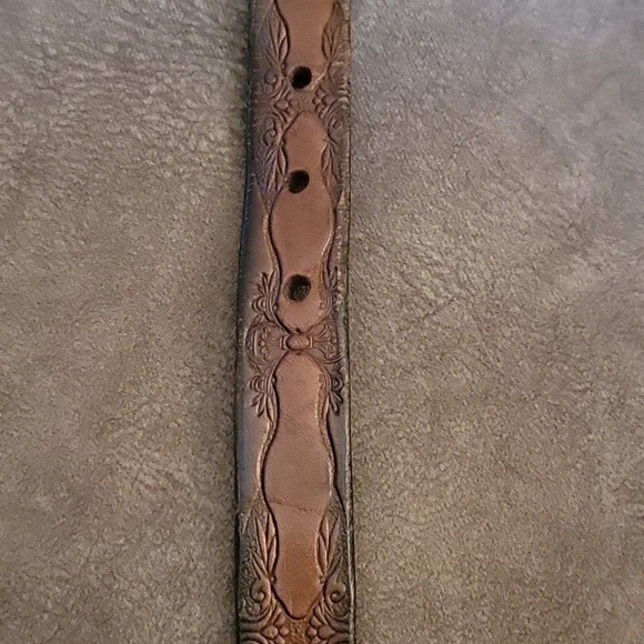 Vtg RED LEATHER 1996 Floral Tooled Basket Weave Concho Leather Belt main image 14